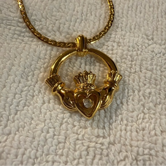 Avon Claddagh Goldtone Necklace NIB 1992 vintage - Picture 2 of 7
